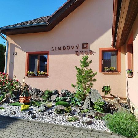 ホテル Pezion Limbovy Dvor ヴルボフ エクステリア 写真